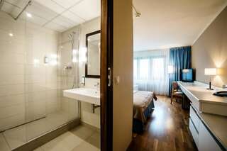 Отель Omega Hotel Ольштын Стандартный двухместный номер с 1 кроватью или 2 отдельными кроватями-2